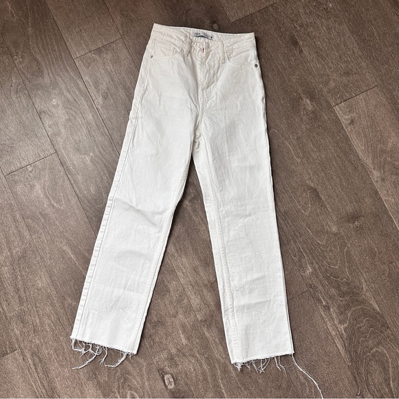 Zara Denim - NWOT Zara White Frayed Hem Straight-Leg Jeans